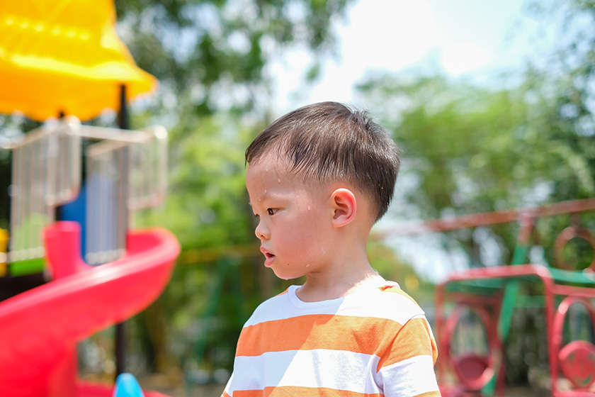 晴れた日に公園にいる子ども